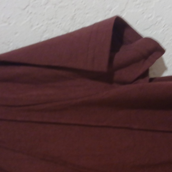 NWT LUXVEER Burgundy Pleated Front Short Sleeve Tee - Size Small - Picture 4 of 7